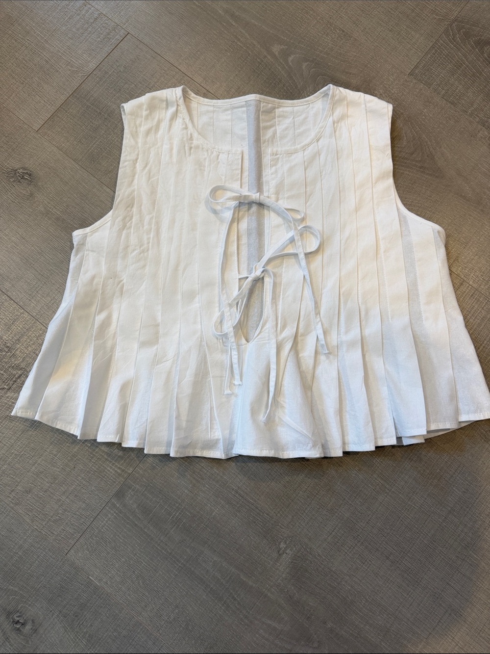 Women’s White Pleated Tie-Front Sleeveless Top